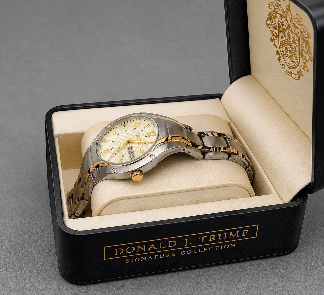 Donald J. Trump Signature Collection TR1007 Watch Box Papers Extra Links Runs