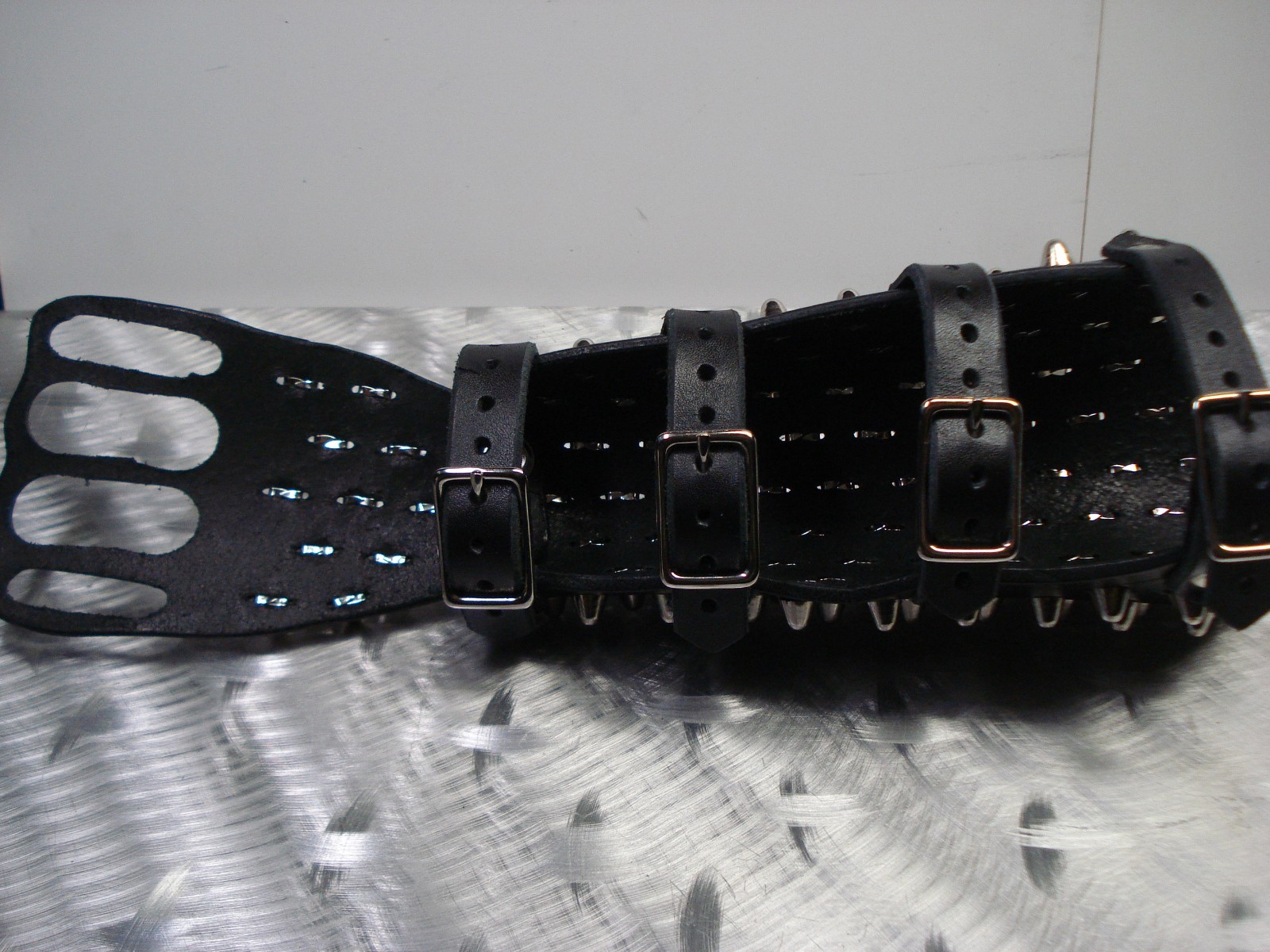 UNISEX LEATHER STUDDED FIST GAUNTLET….BLACK METAL.(MDLUG0175)….. RAVEN