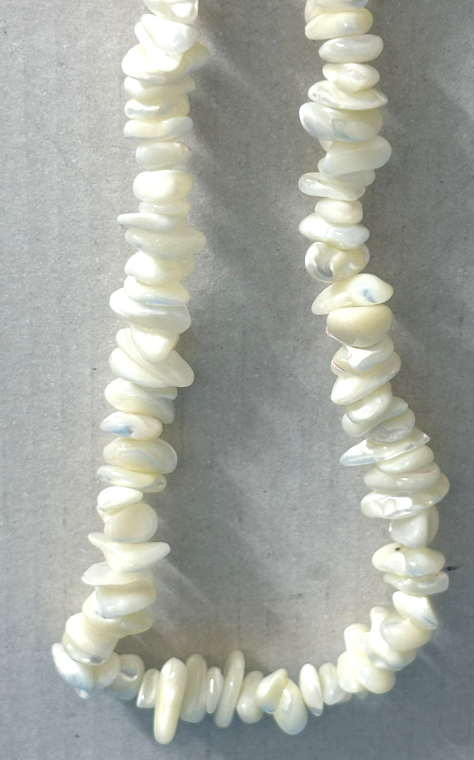 Vintage 1970s Mother of Pearl Chip Necklace 19″ Iridescent Shell Magnetic Clasp