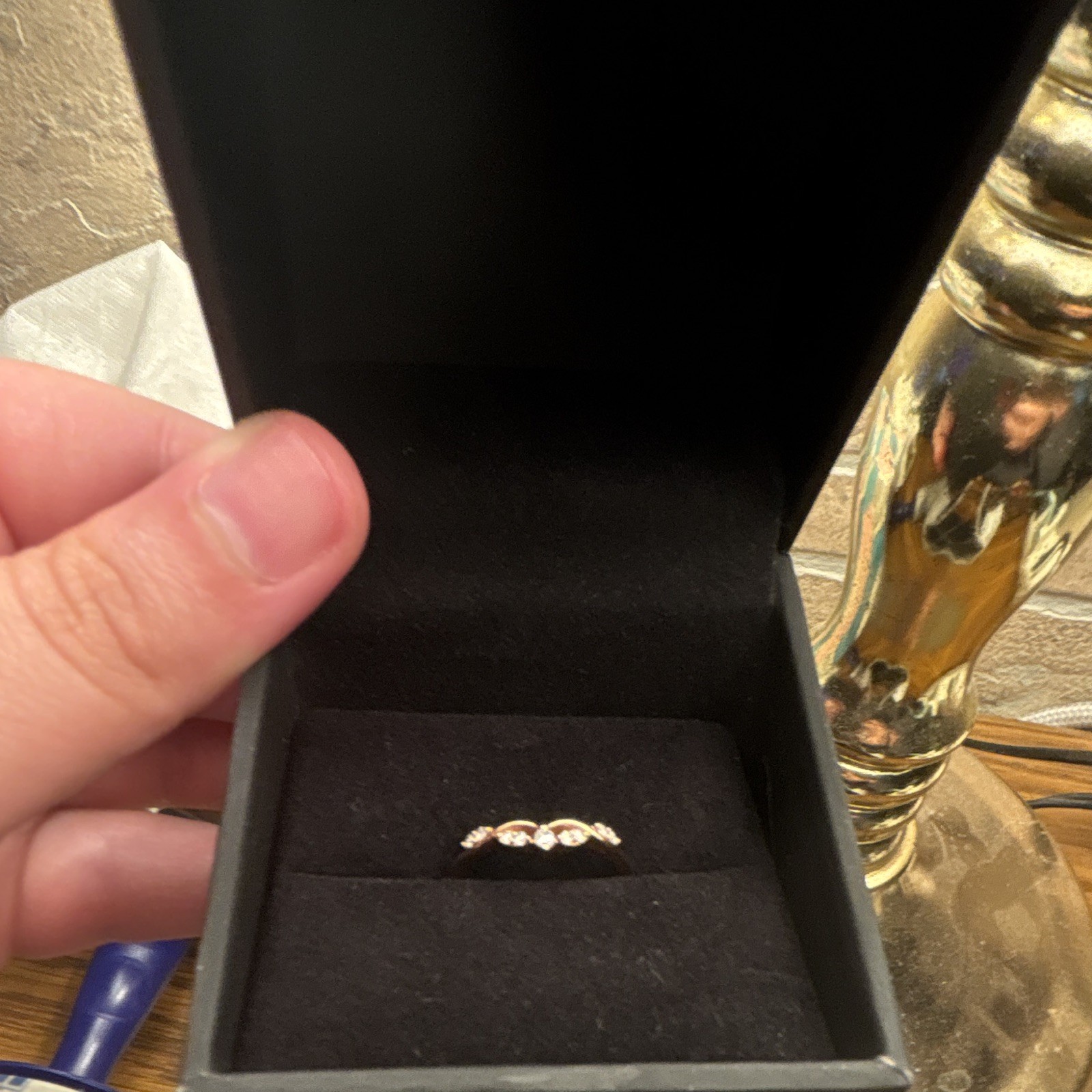 Kay Jewelers Rose Gold Band Ring w/ Clear Stones Size 7 Gold Tone