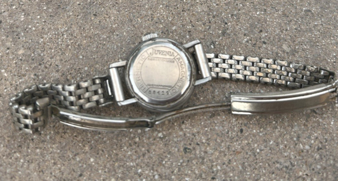 Vintage JUVENIA Ladies’ Hand-Wound Watch Working Condition Engraved By Kreisler