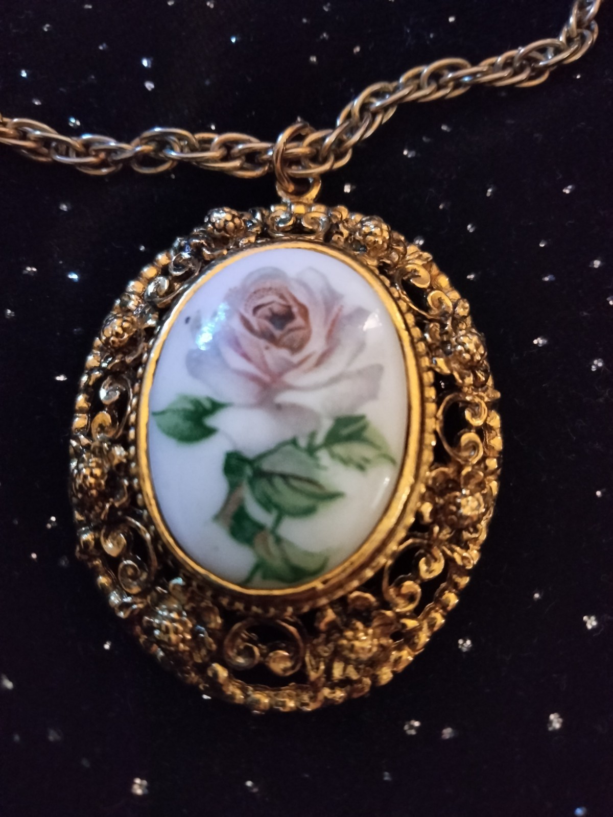 CAMEO NECKLACE PALE PINK ROSE, GOLD COLOR CHAIN APPROX. 24″ VICTORIAN, BEAUTIFUL