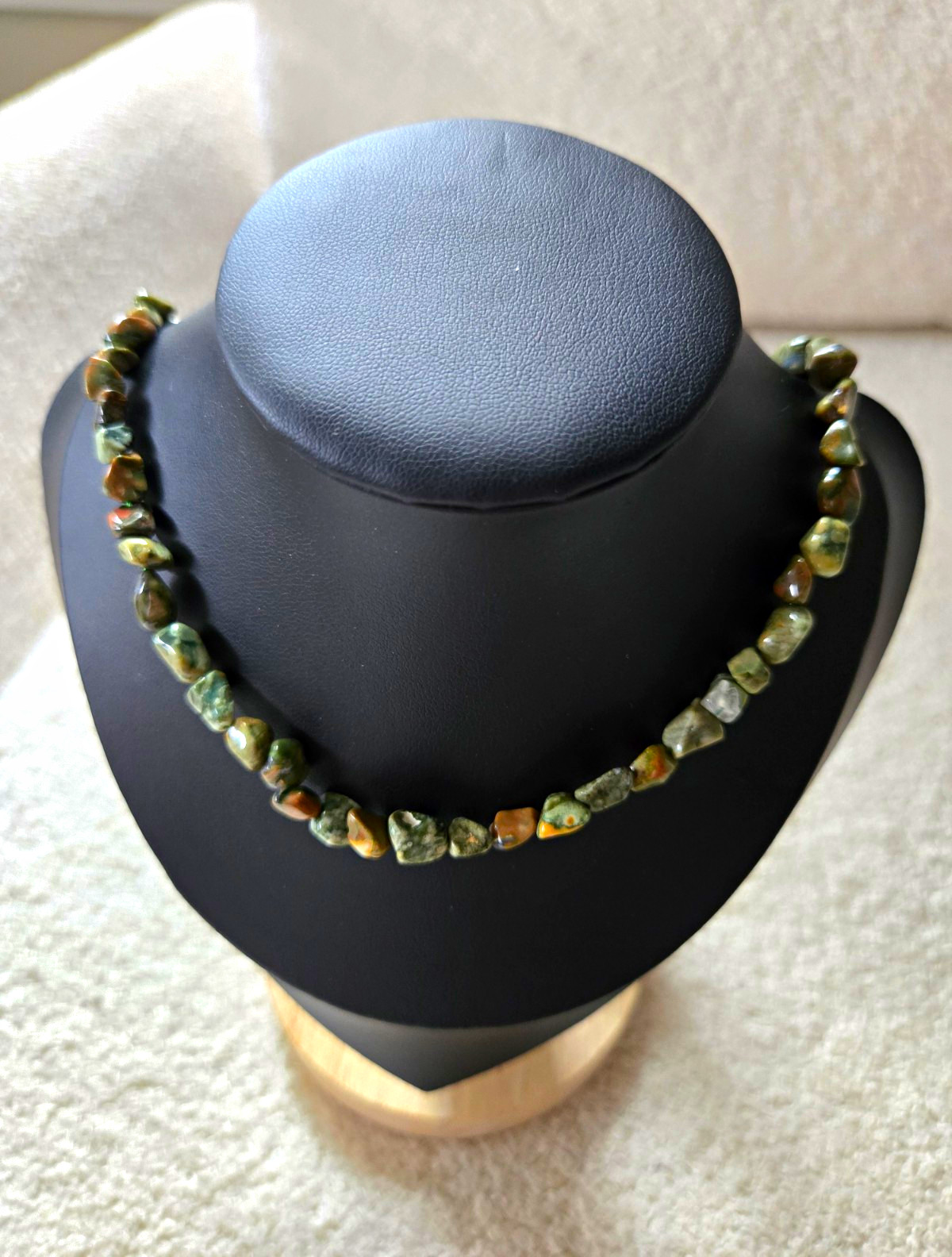 Green Natural Stone Chip Beaded Necklace Ball/Bead Chain Stone Material