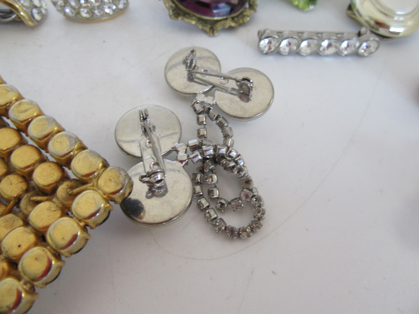 Vintage And Contemporary Jewellery Job Lot Brooches Rings Clip On Earrings More