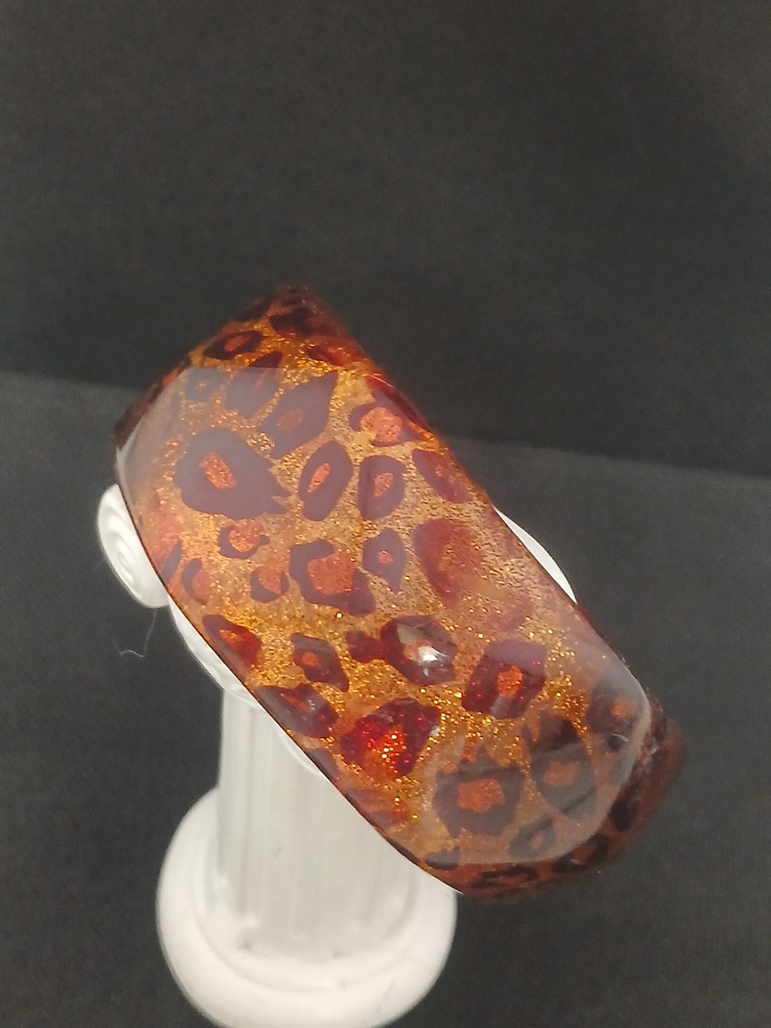 LUCITE GLITTERED leopard print faceted wide size 8.25 in vintage bangle bracelet