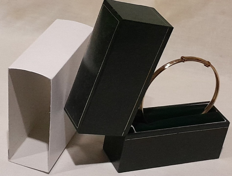 LARGE 9ct Gold ‘ADULT’S EXPANDABLE DIAMOND-CUT’ 8 inch Round BANGLE. 4.90 grams