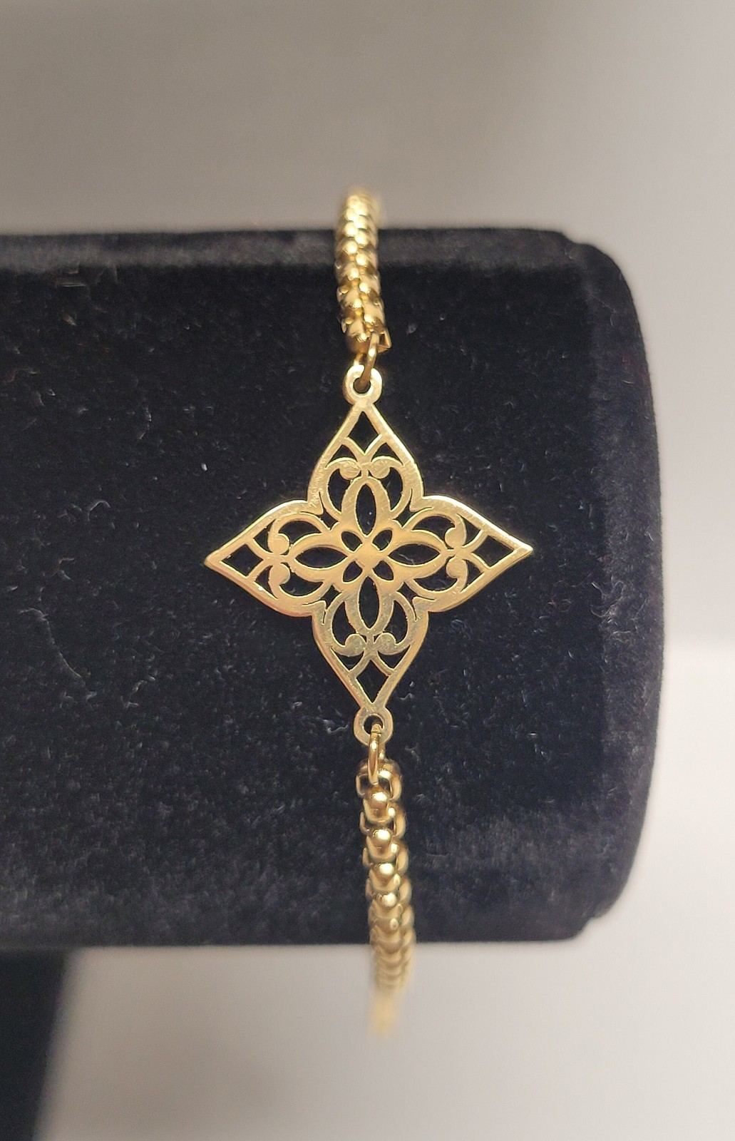 Ladies gold flower bracelet with lobster claw closure