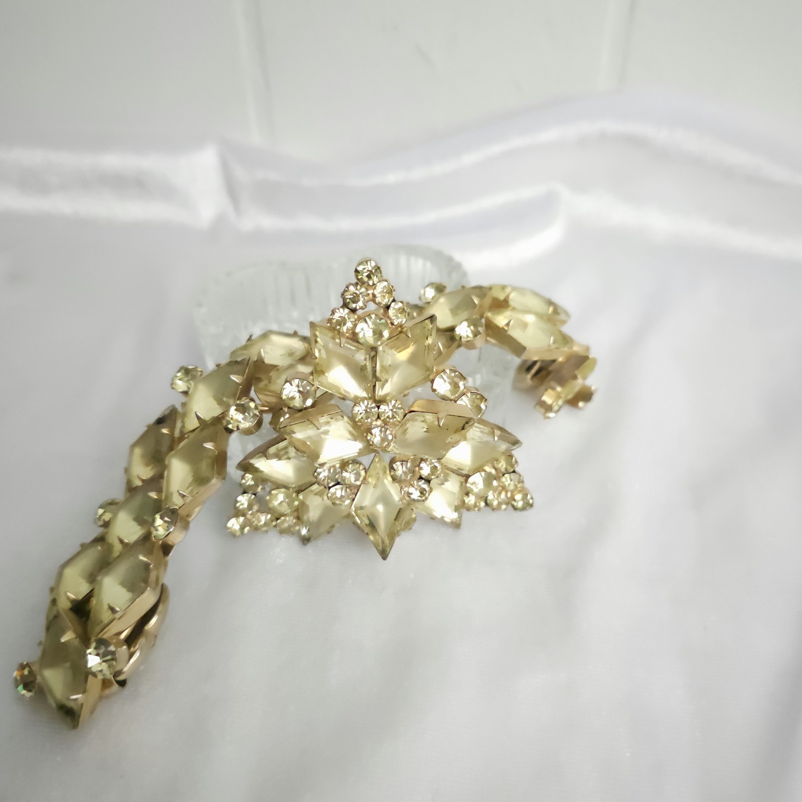 Vtg JULIANA D&E Yellow Jonquil Frosted Kite Rhinestone Set Link Bracelet Brooch