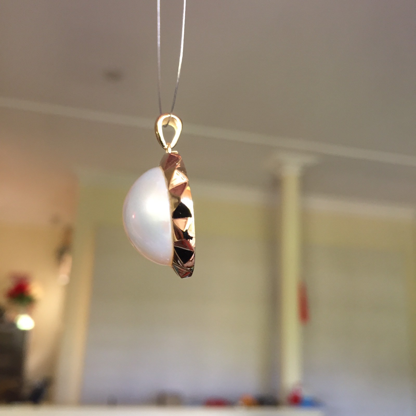 Top luster 16mm Seawater Mabe pearl Natural White 9k Gold Pendant 25.25cts