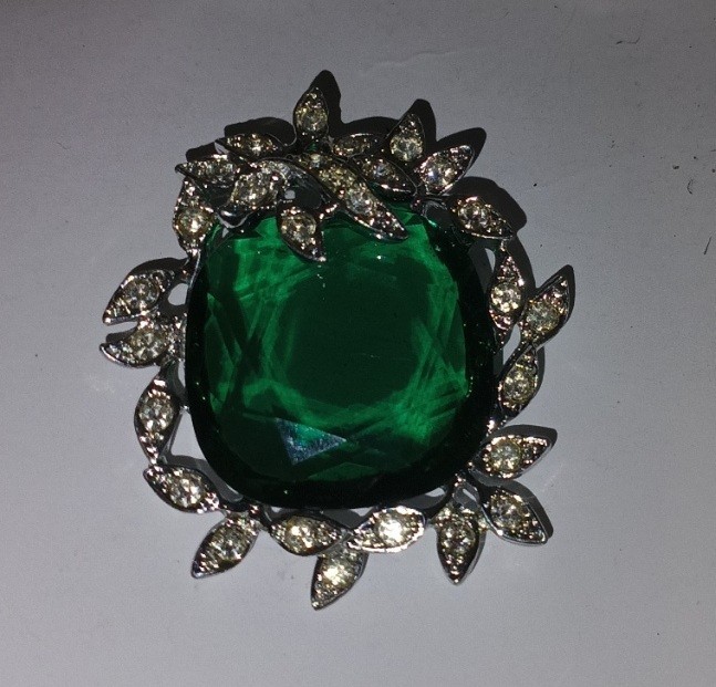 Vintage Style Emerald Green Glass Brooch Pin – Silver Tone Rhinestone Wreath