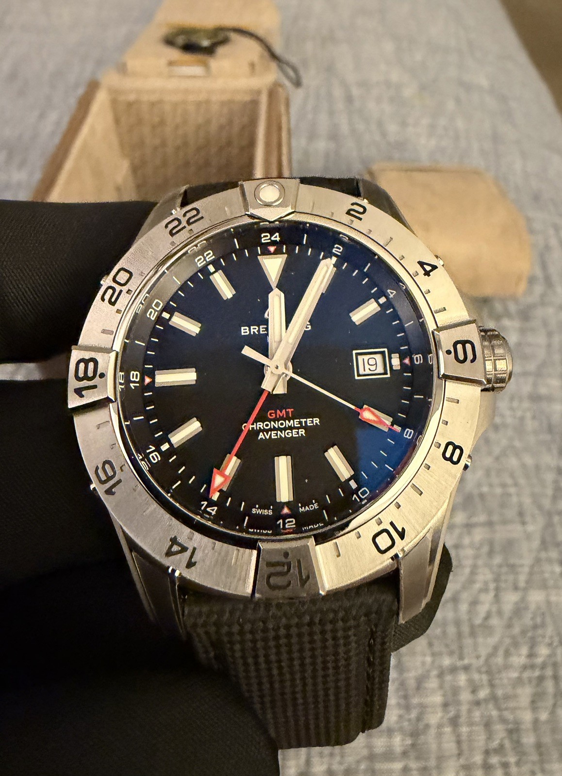 Breitling Avenger Automatic GMT 44 A32320101B1X1