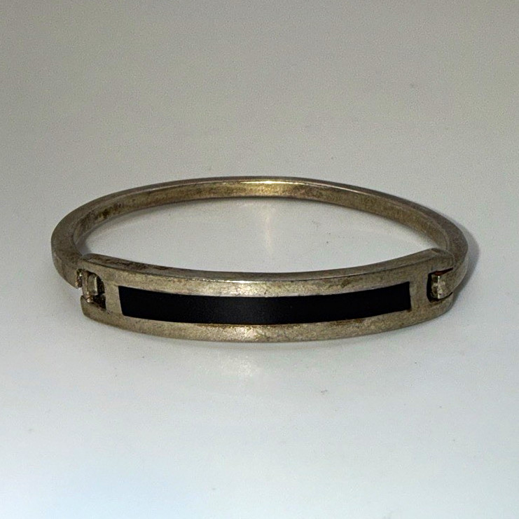 Silver Tone Hinged Oval Bangle Bracelet w/ Black Inlay Panel 7.1-7.5 in