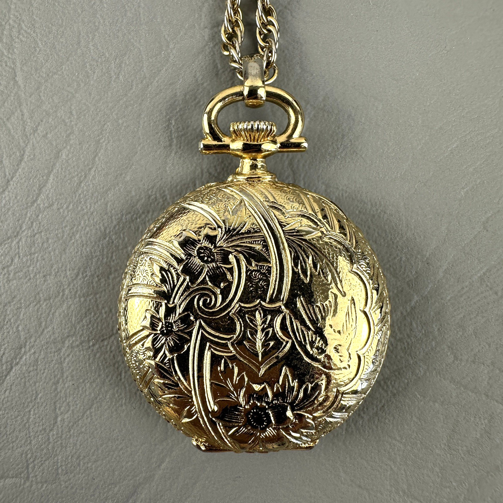Vintage Locket Pendant Necklace Gold Tone Floral Engraved Round 25 “