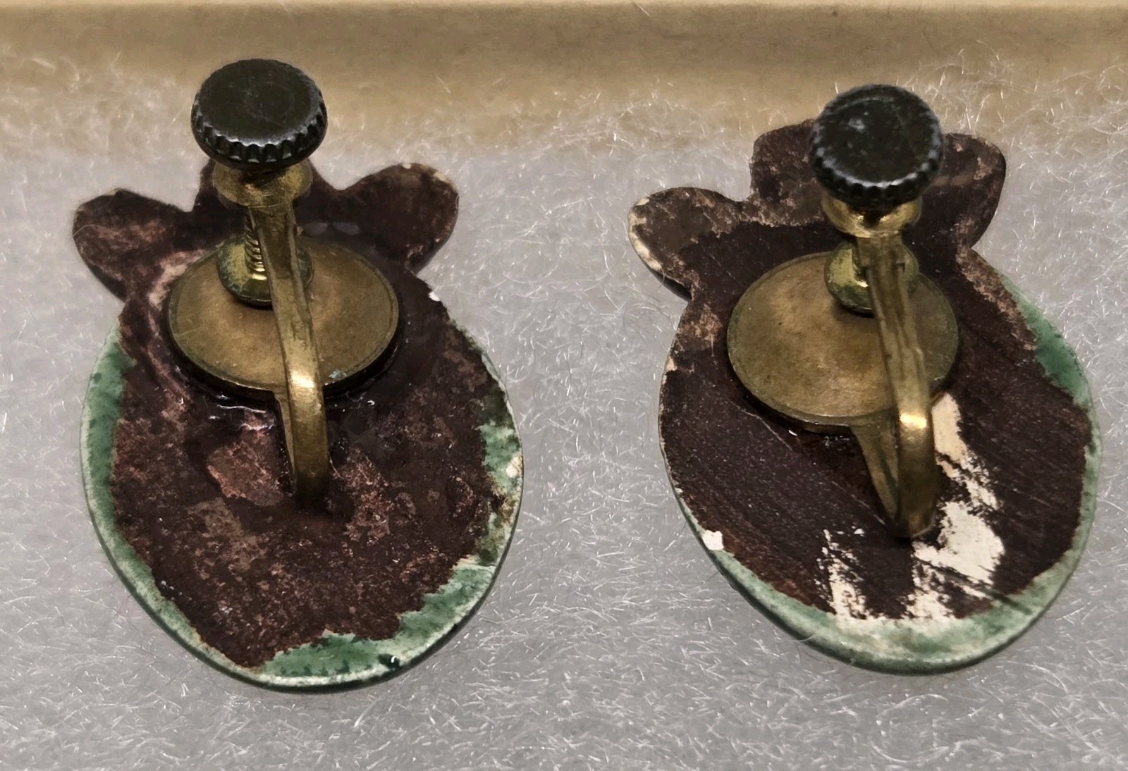 VINTAGE CERAMIC & ENAMEL HAND PAINTED SCREW BACK EARRINGS GREEN WITH GOLD TONE