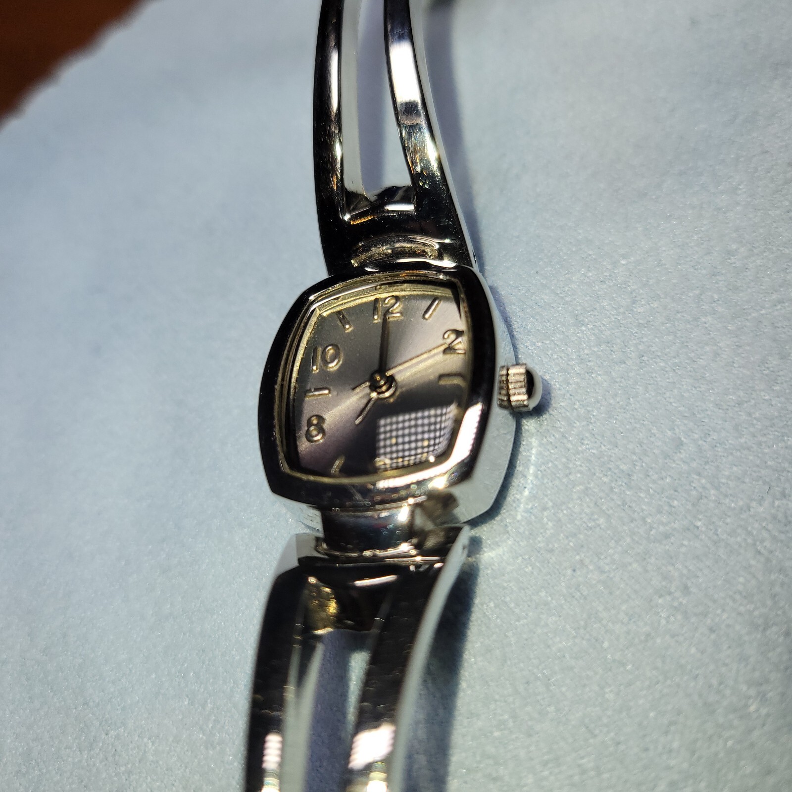 L77, Ladies Silver Tone Dress Watch, Silver Face, 7.5″ Link Bracelet, NEW Batter