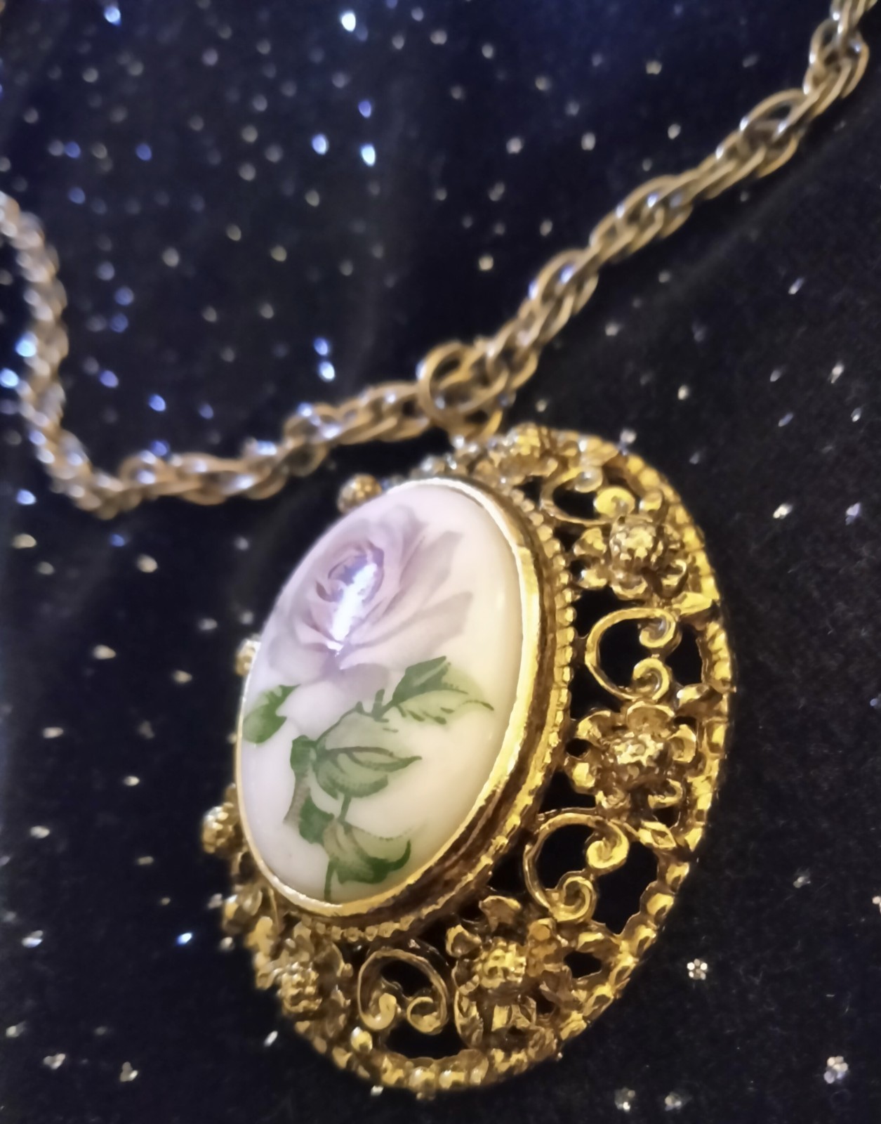 CAMEO NECKLACE PALE PINK ROSE, GOLD COLOR CHAIN APPROX. 24″ VICTORIAN, BEAUTIFUL