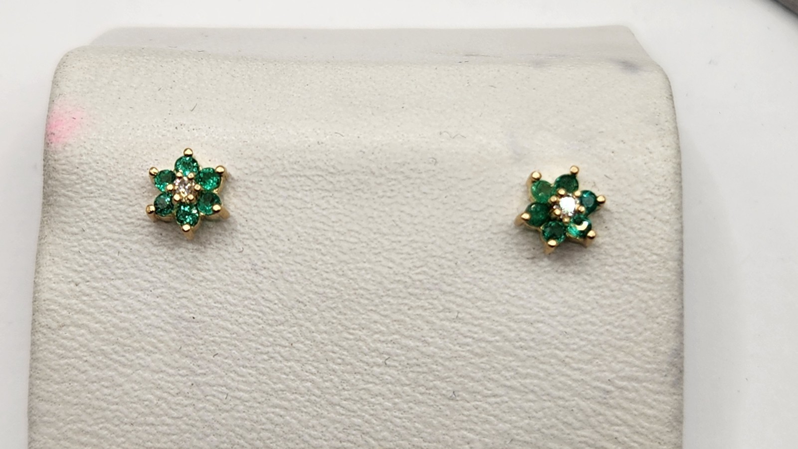 Aretes con Esmeraldas Naturales Colombianas y Diamantes Oro 18k, hechos a mano.