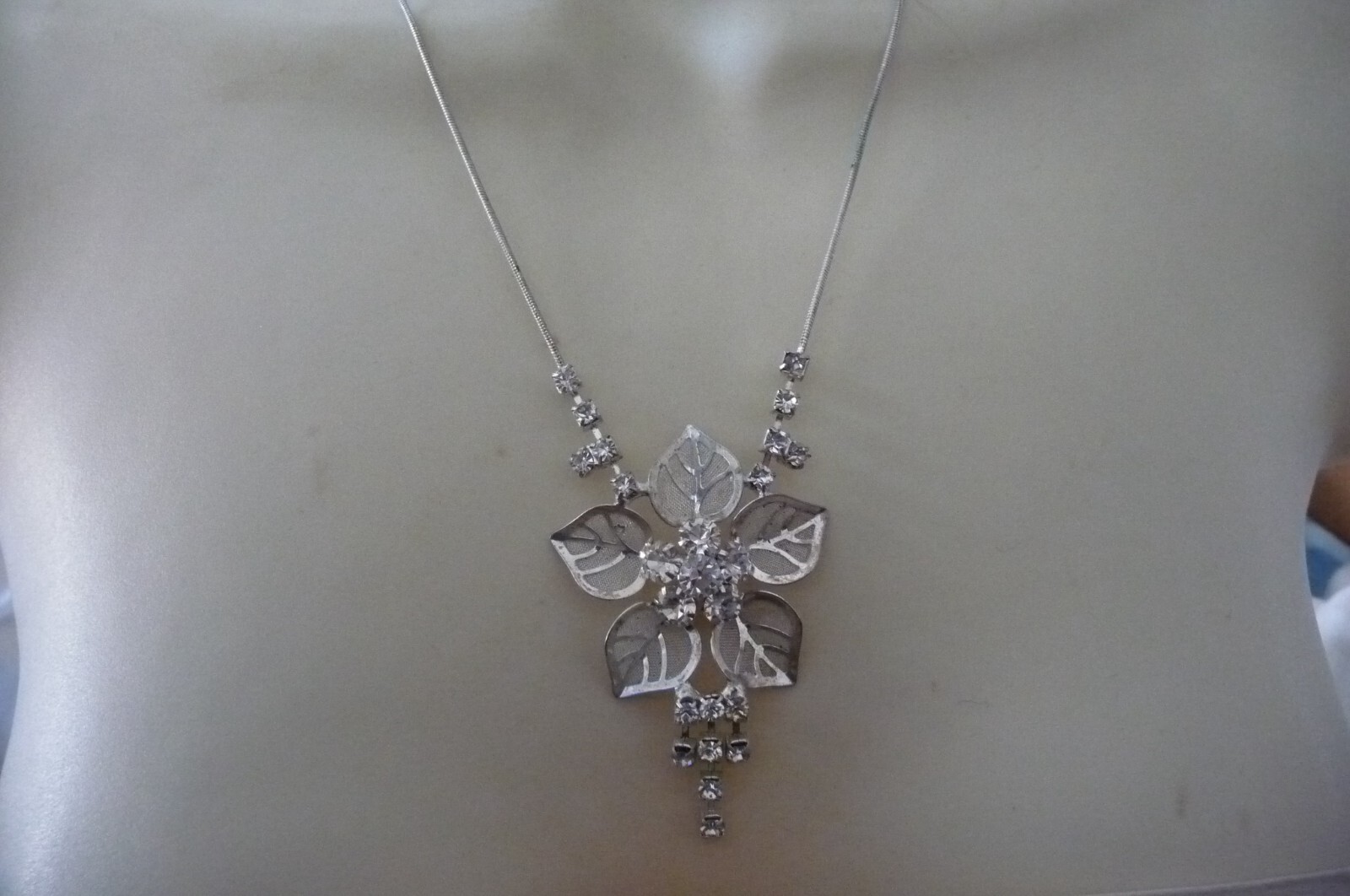 #1219A NECKLACE 10″L FINE SILVER TONE CHAIN DELICATE WHITE FLOWER W RHINESTONES