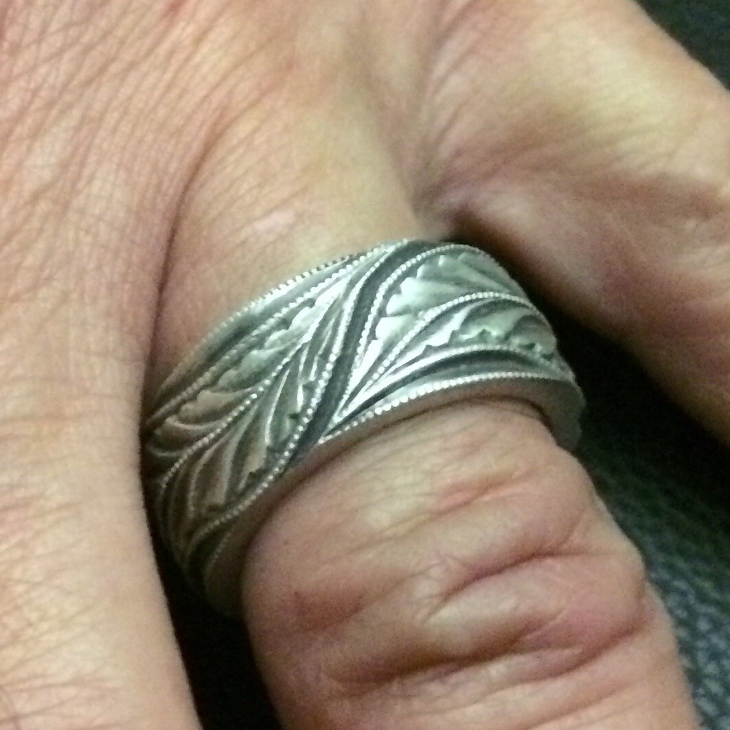 MJG STERLING SILVER MAN’S WEDDING BAND. 3 ANTIQUE ENGRAVED LEAVES. SIZE 10 ONLY