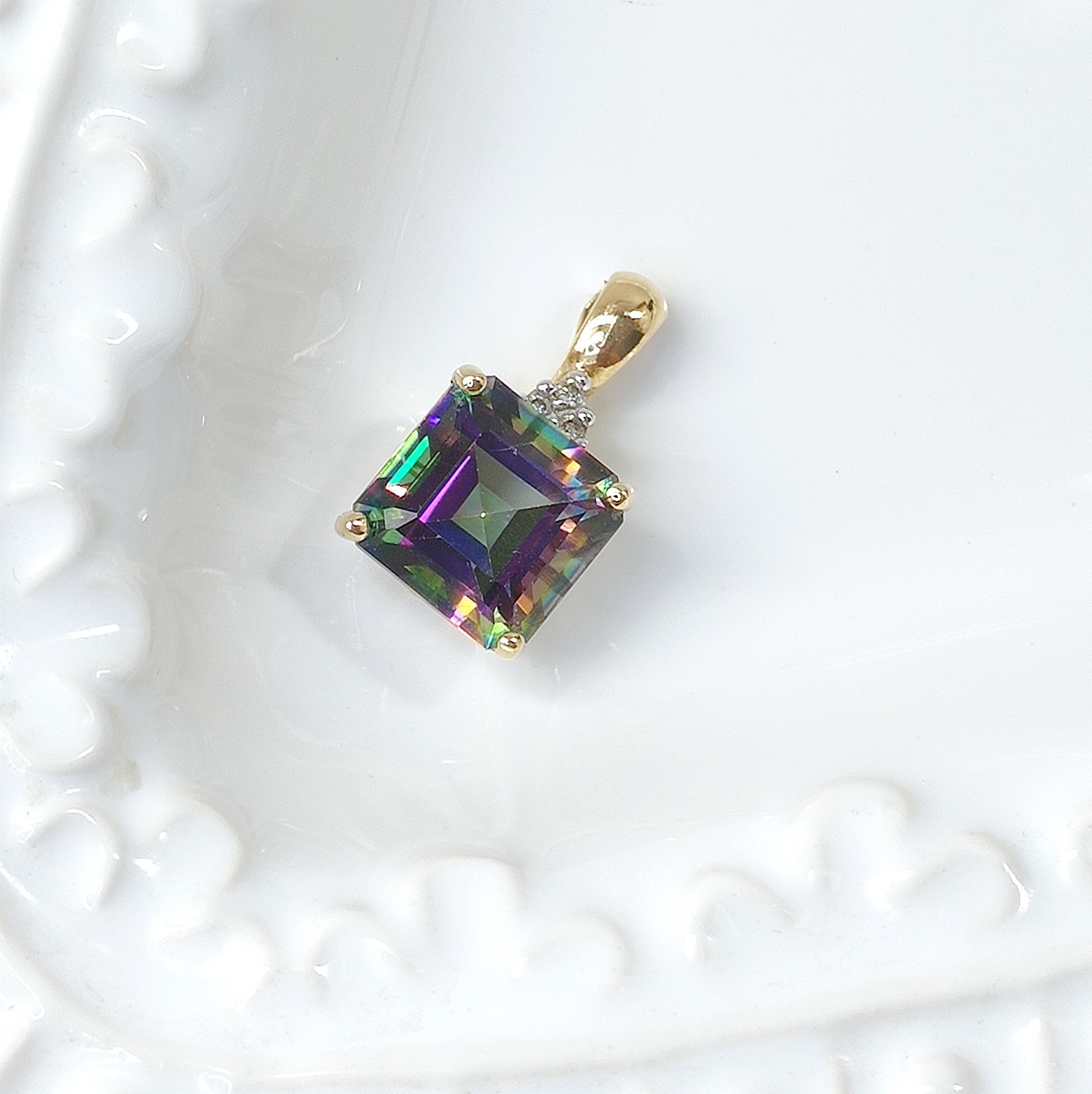Vintage Pendant 10K Yellow Gold Mystic Topaz Square Melee Diamond Heart 2gm EMA