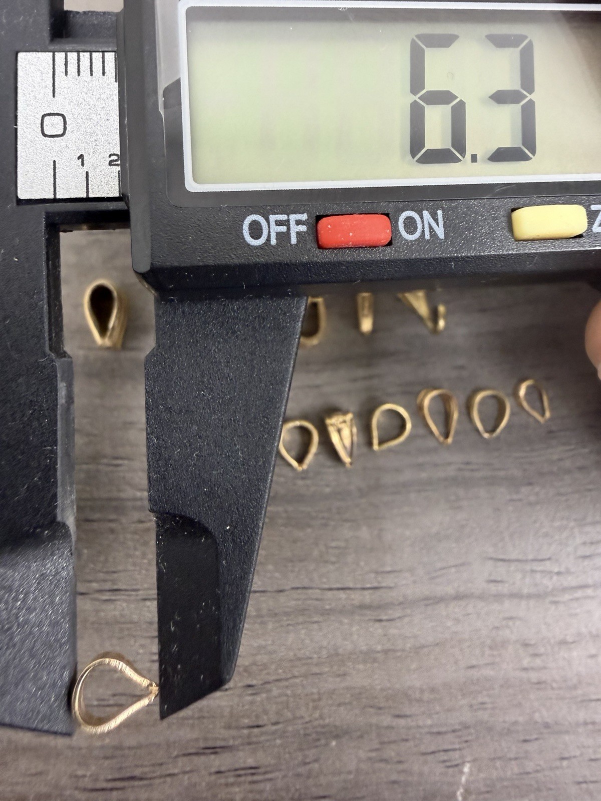 14 Miscellaneous Pre Owned 14k Yellow Gold Bails In Various Sizes