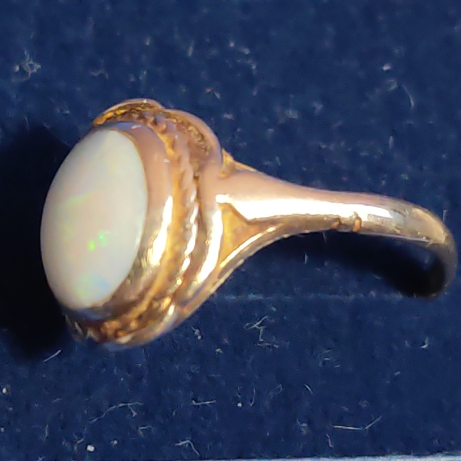 9ct Gold 375 Ring with Opal size N1/2 2.72g