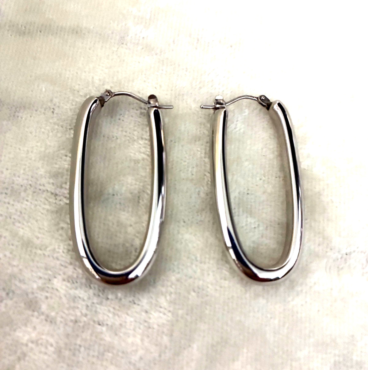 BELLA ORO ELONGATED OVAL HOOP EARRINGS 14K GOLD OVER RESIN (M4941G-52)