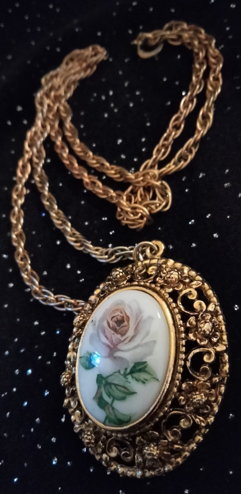CAMEO NECKLACE PALE PINK ROSE, GOLD COLOR CHAIN APPROX. 24″ VICTORIAN, BEAUTIFUL
