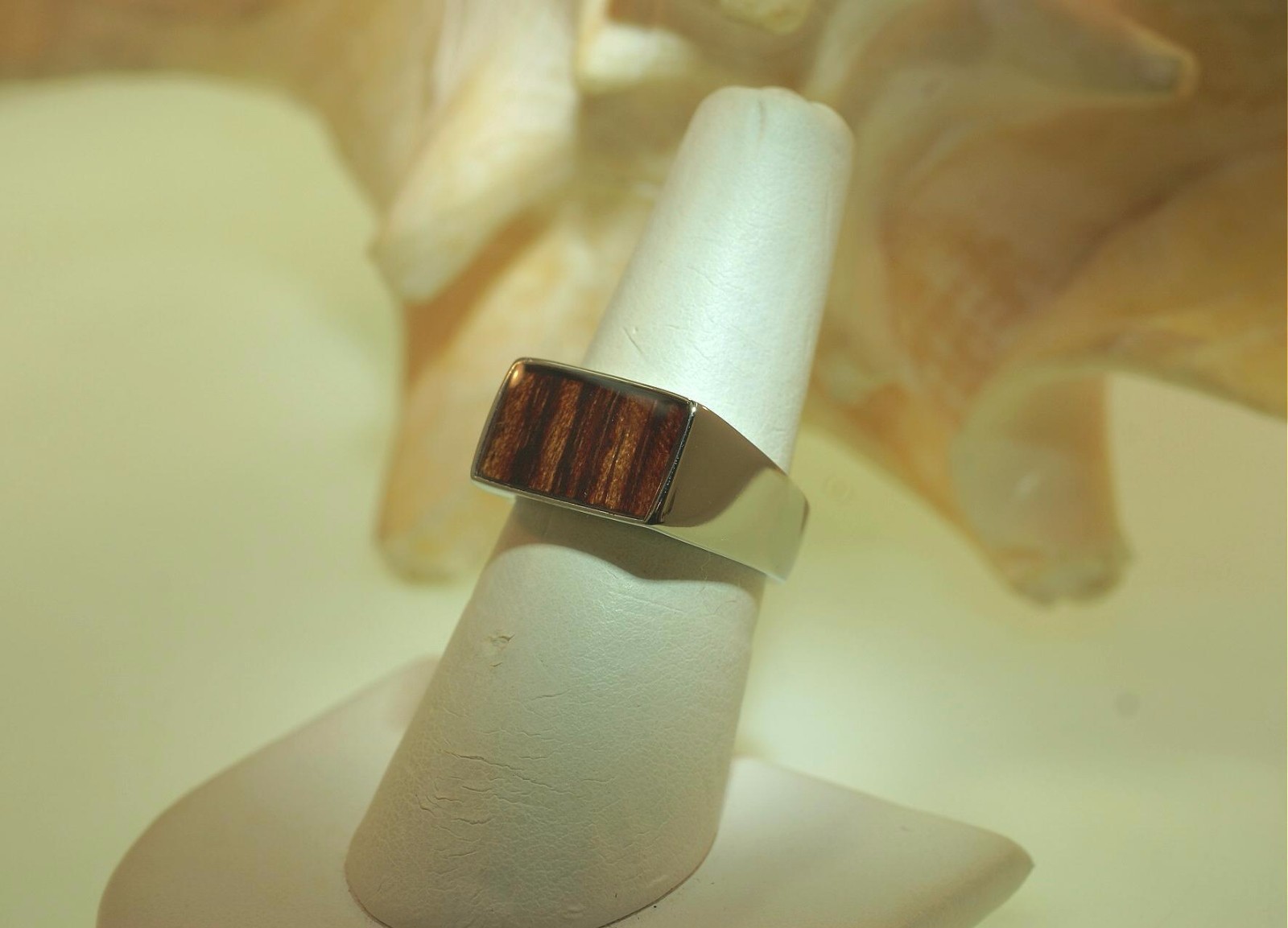 9.5MM TUNGSTEN CARBIDE INLAID RECTANGLE HAWAIIAN ACACIA KOA WOOD CIGAR BAND RING