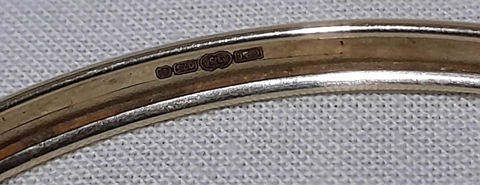 LARGE 9ct Gold ‘ADULT’S EXPANDABLE DIAMOND-CUT’ 8 inch Round BANGLE. 4.90 grams