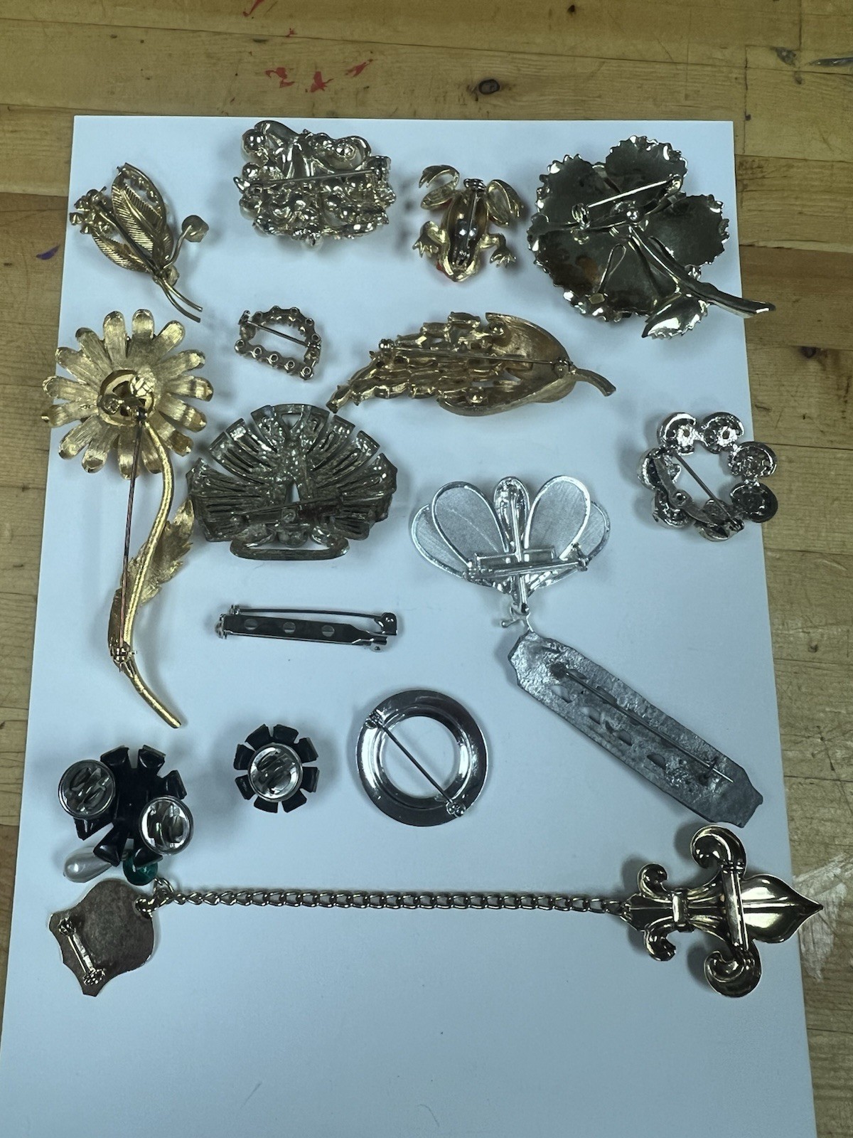 Lot Of Vintage Costume Jewelry Brooches / Pins Flowers, Frogs, Gold Tone, Etc