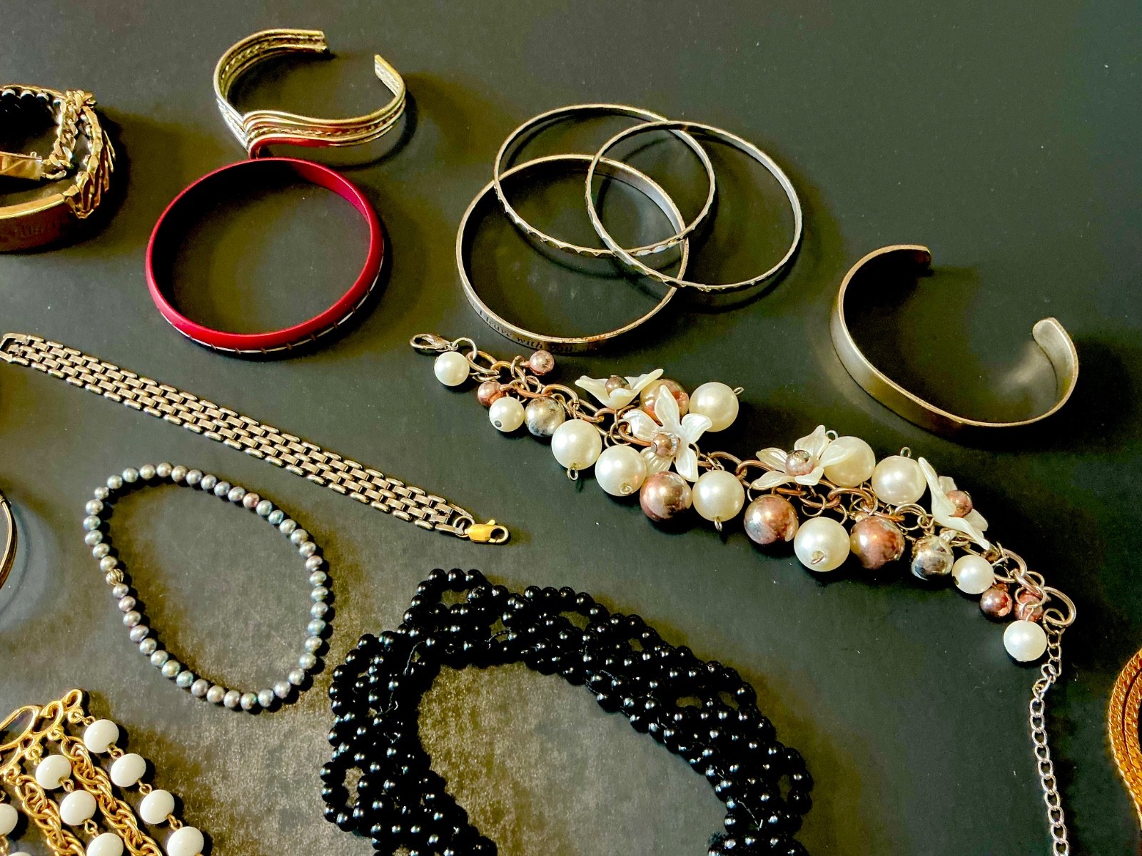 RE-SELL LOT OF 26 NICE VINTAGE BRACELETS RHINESTONE BANGLES ETC 6-132