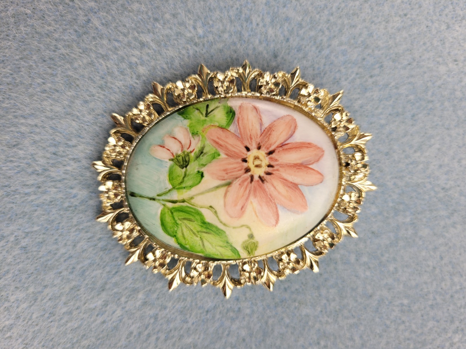 Vintage Hand Painted Floral Flower Cosmos Daisy Gold Tone Cameo Style Brooch