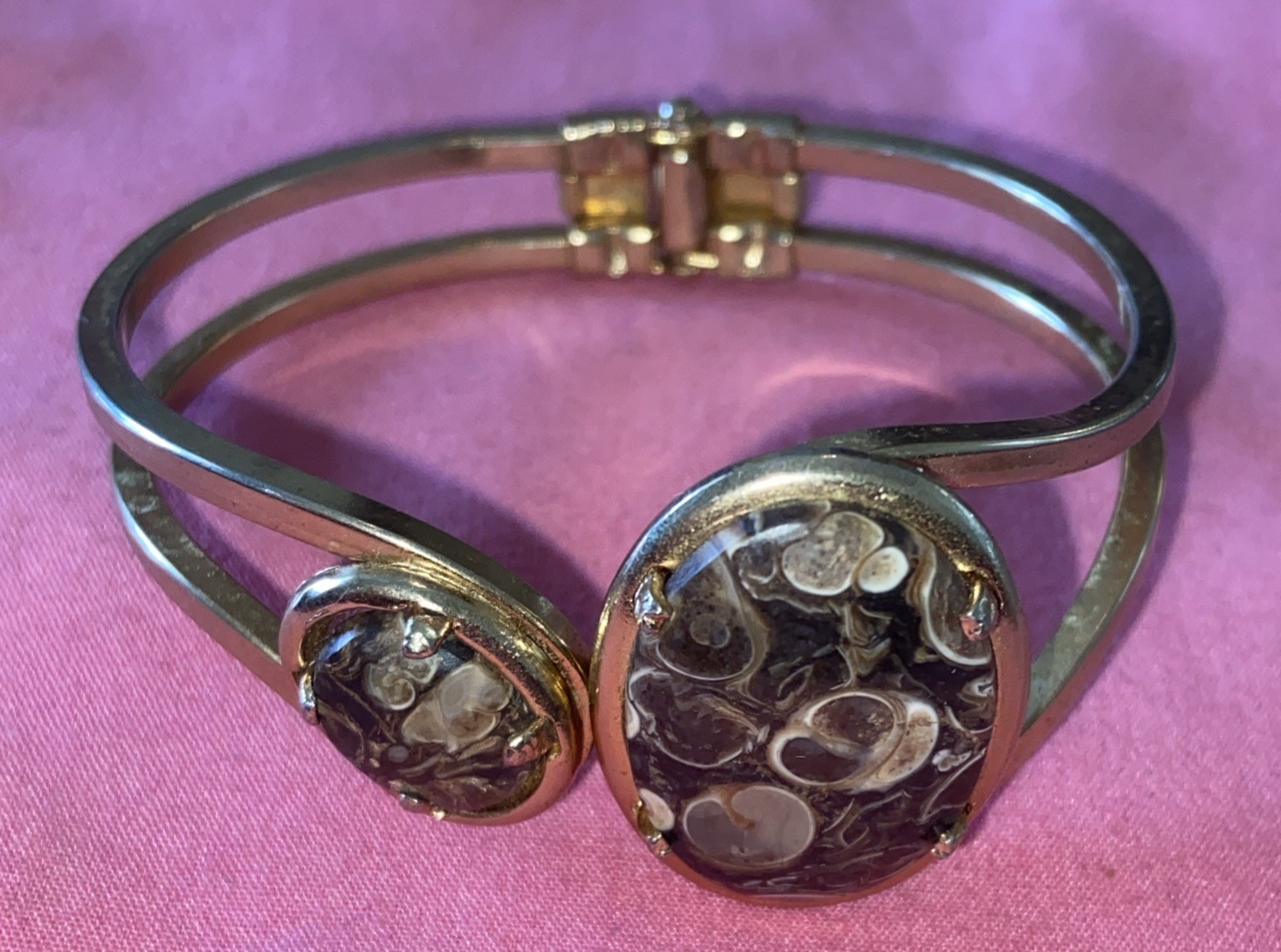 Vintage Agate Gold Tone Hinged Bracelet Measures Approx 6 1/2 Inches As Is Cond