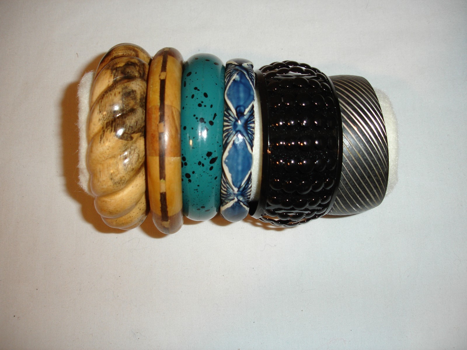 VTG.COSTUME JEWELRY,UNSIGNED LOT OF 6 BANGLE BRACELETS,WOOD,PLASTIC & METAL,GUC