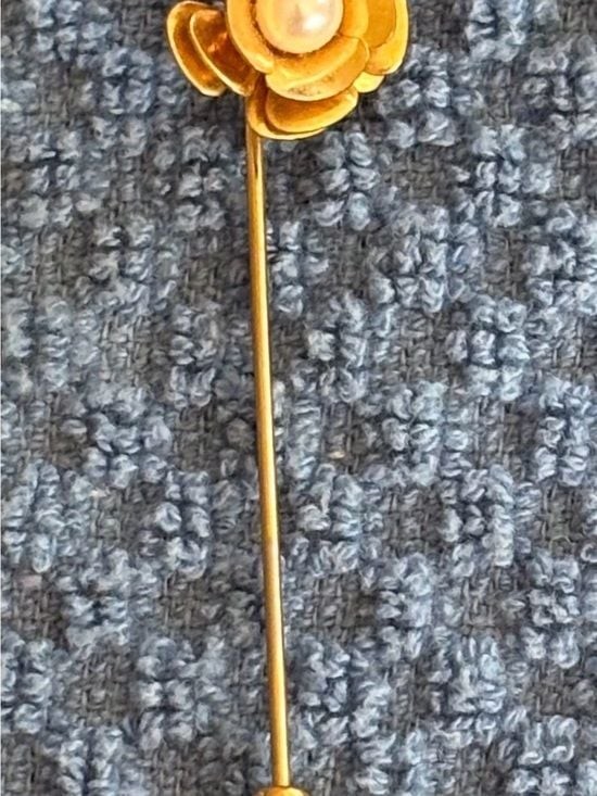 Vintage Gold Tone Flower Stick Pin with Faux Pearl Center