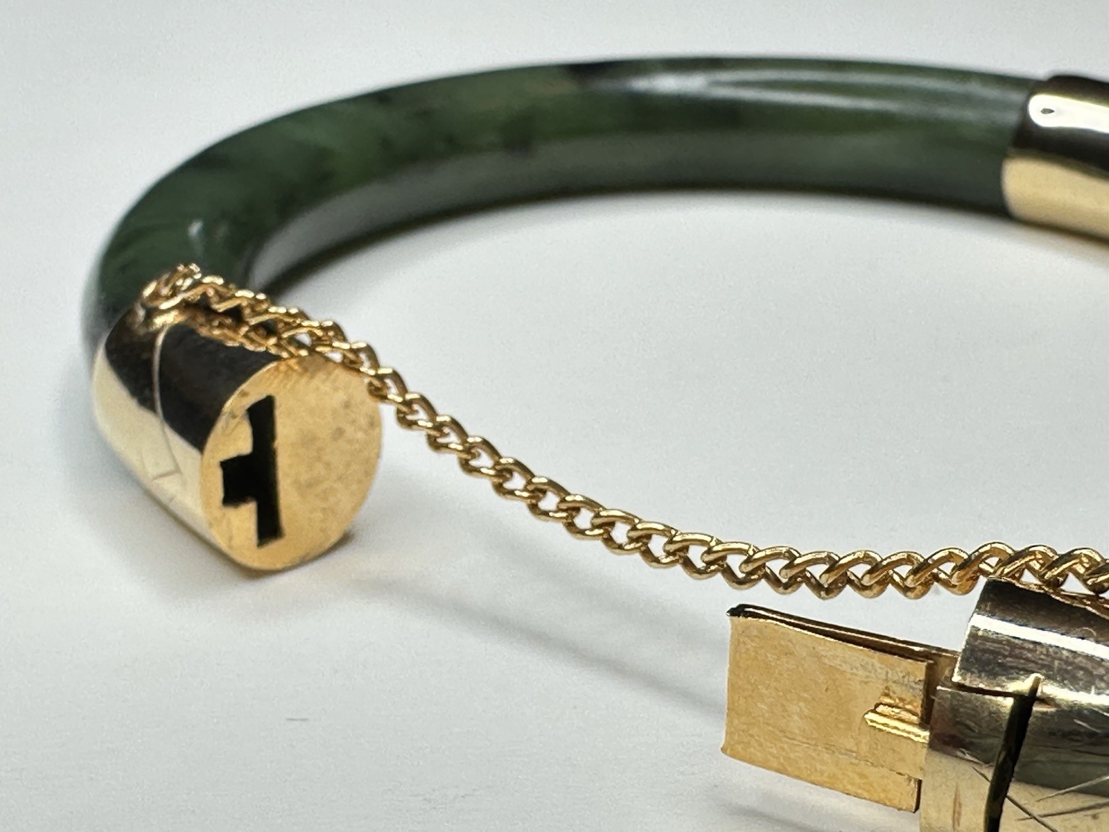 Vintage Green Nephrite Jade Hinged Gold Tone Bangle Bracelet w/ Push Lock /Chain
