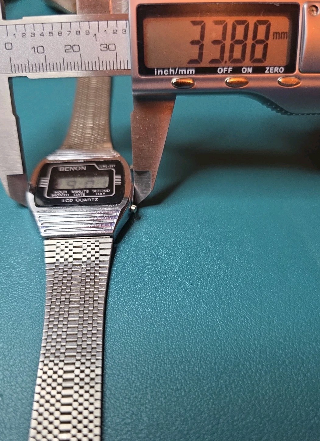 Benon Digital LCD Quartz