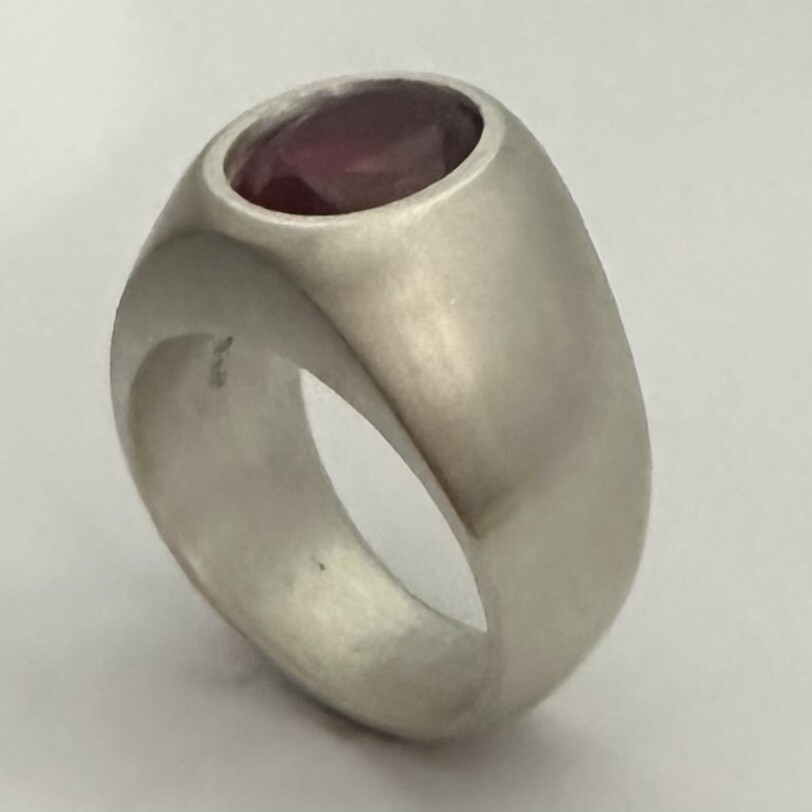 MJG STERLING SILVER RING. HEAVY. 12 x 10mm OVAL LAB CREATED GARNET. SZ 9.5