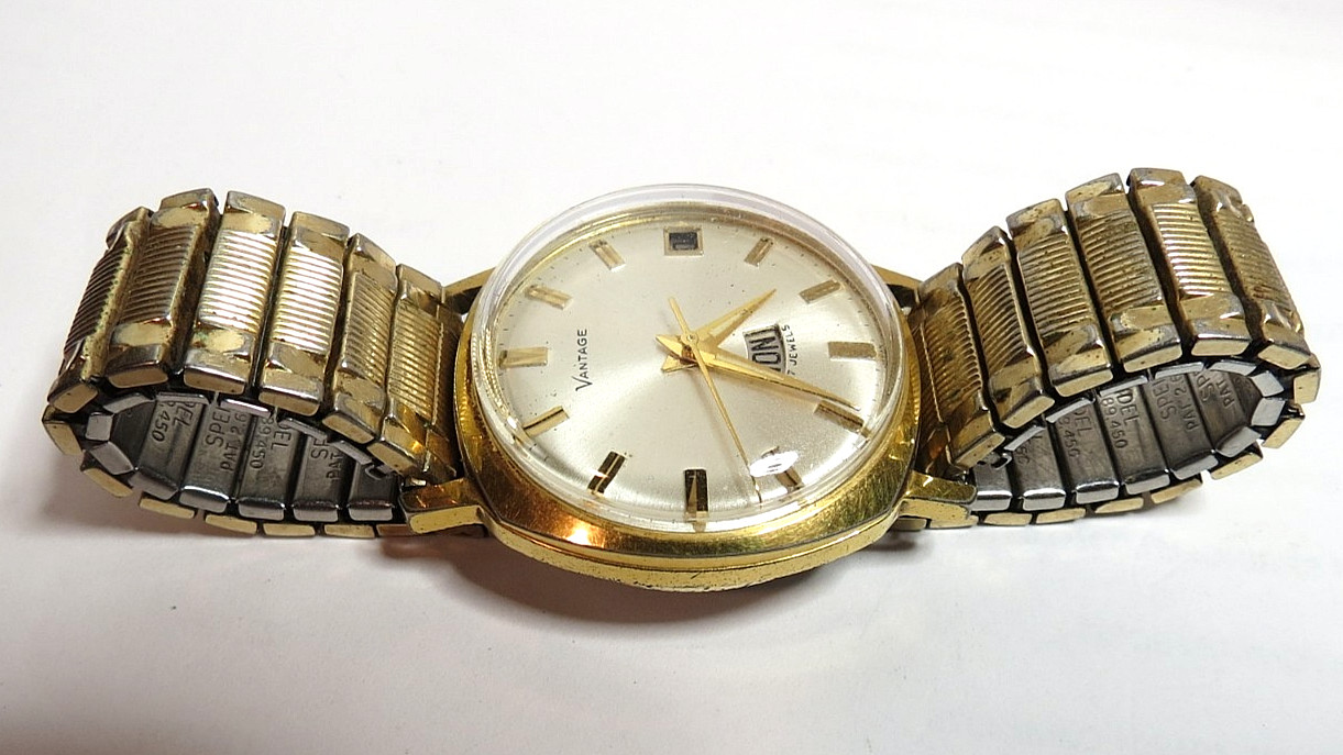 MEN’S VANTAGE BY HAMILTON 17’J STANDARD TIME 1i5 DAY/DATE GOLD TONE WRISWATCH