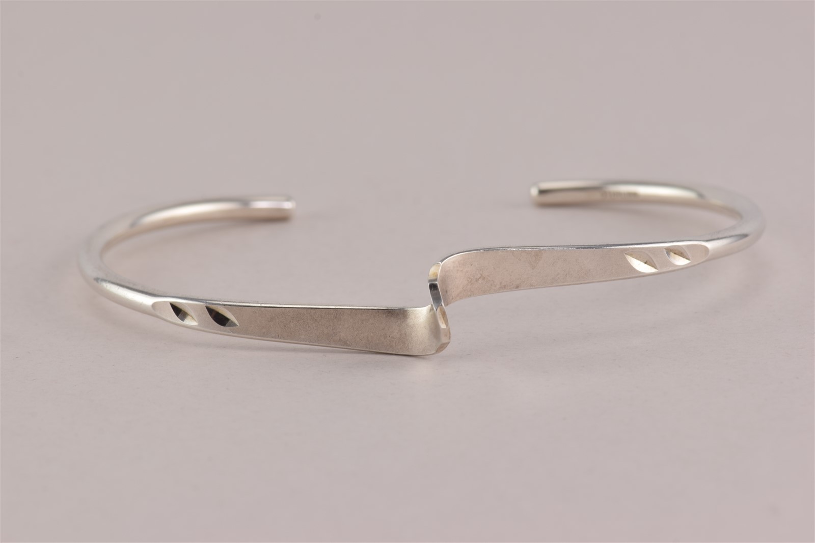 Sterling Silver Flattened Twist Fold Over Notched Cuff Bracelet 8g 6.5″