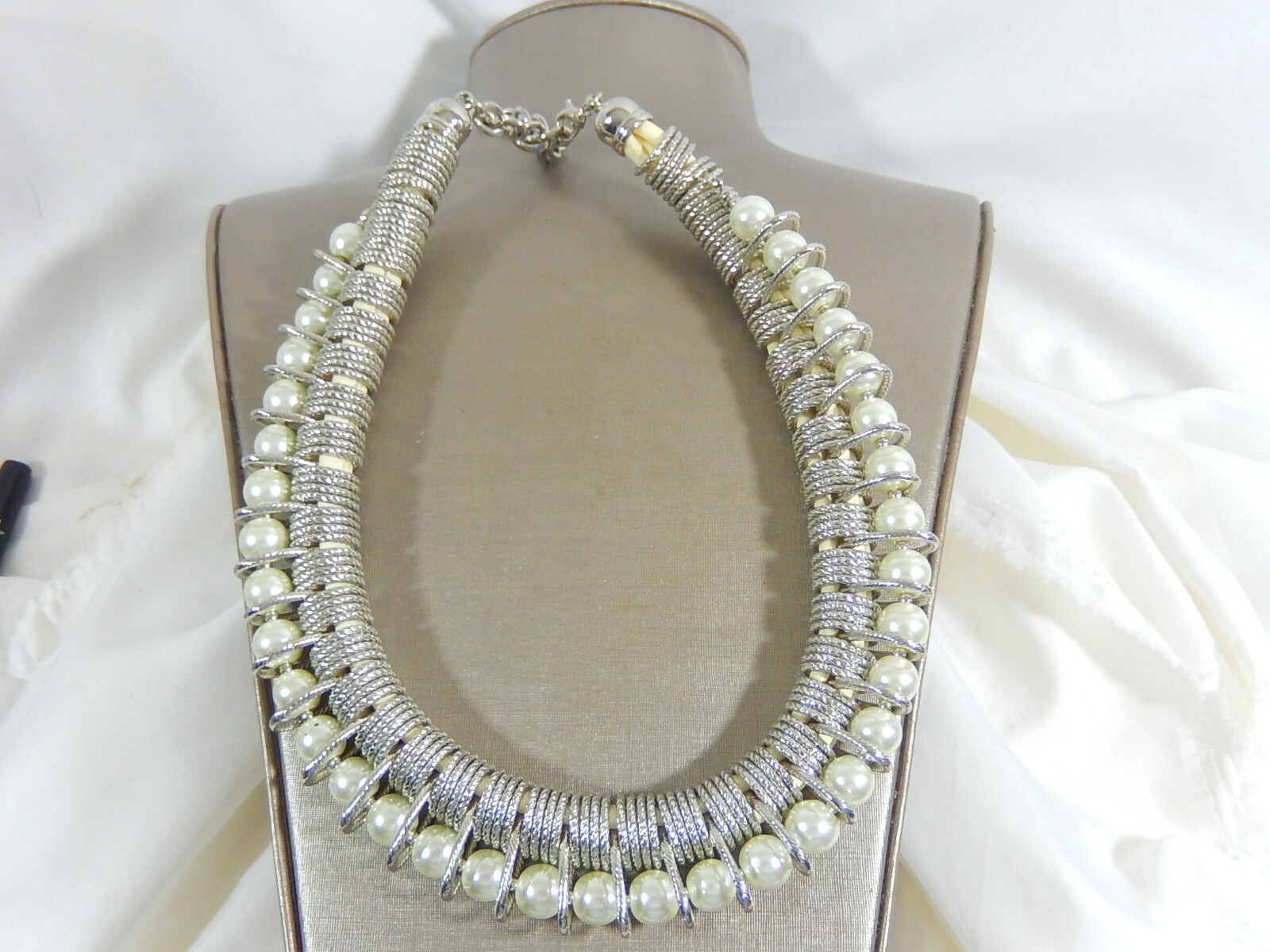 NWOT HUGE CLEOPATRA COLLAR BIB SILVER TONE SPIRAL LINK FAUX PEARL NECKLACE