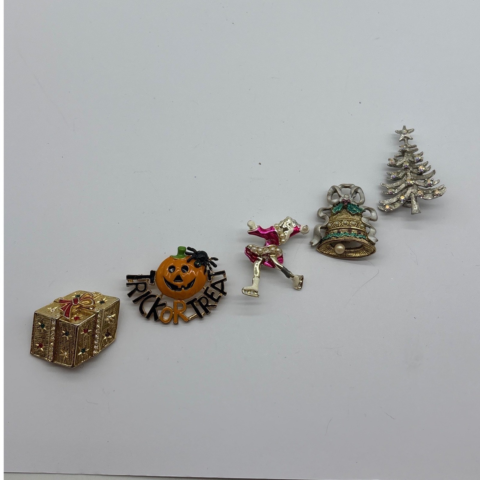 Vintage Holiday Brooch Lot 5pc Christmas Tree Pumpkin Bell Skater Gift Box J43