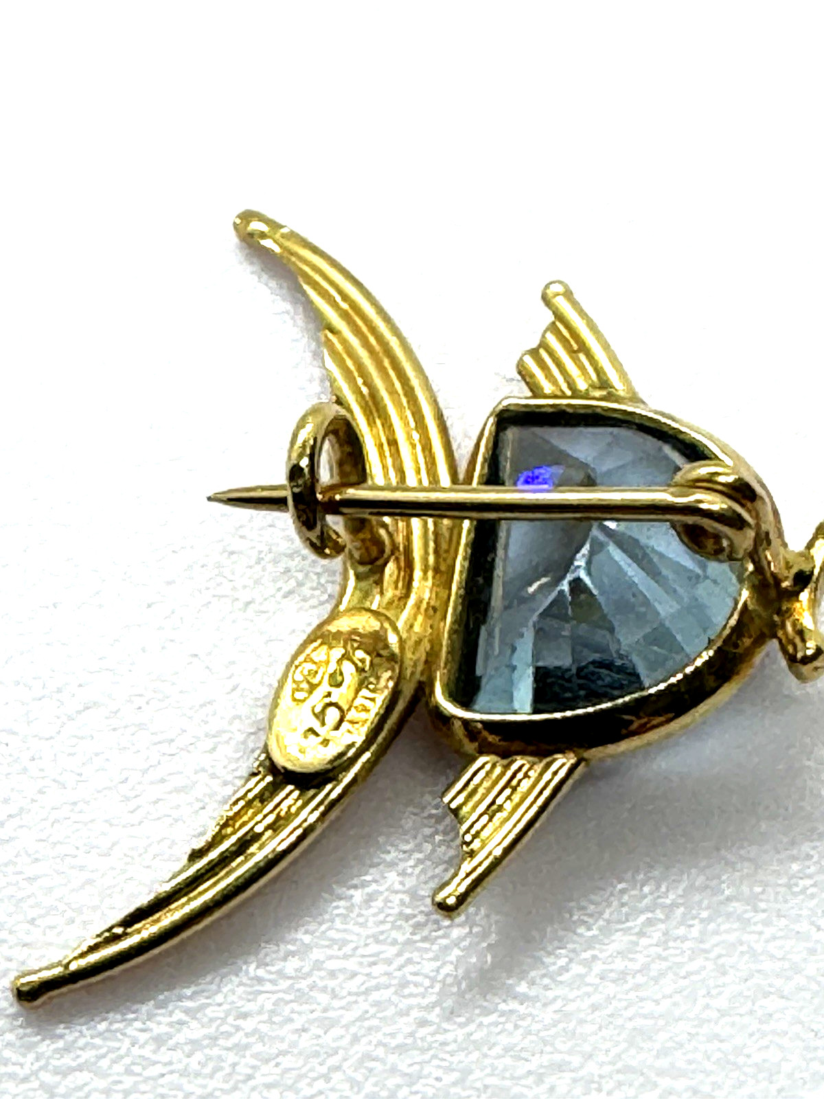 18k Le Gi Blue Topaz Fish Pin C Clasp little brooch with character 2.4 grams