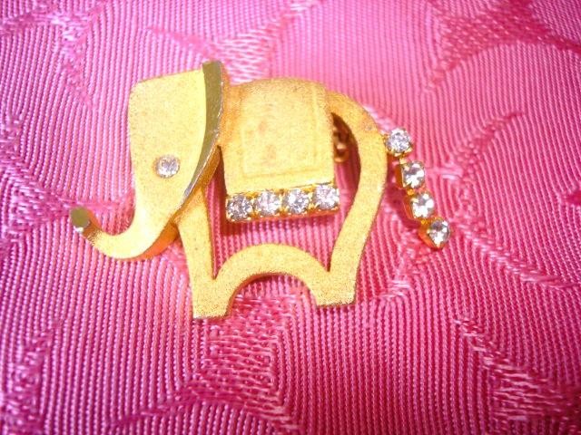 Vintage Gold Tone Elephant Pin Clear Rhinestones Tail Dangles 1 x 1 3/8 In. KJ