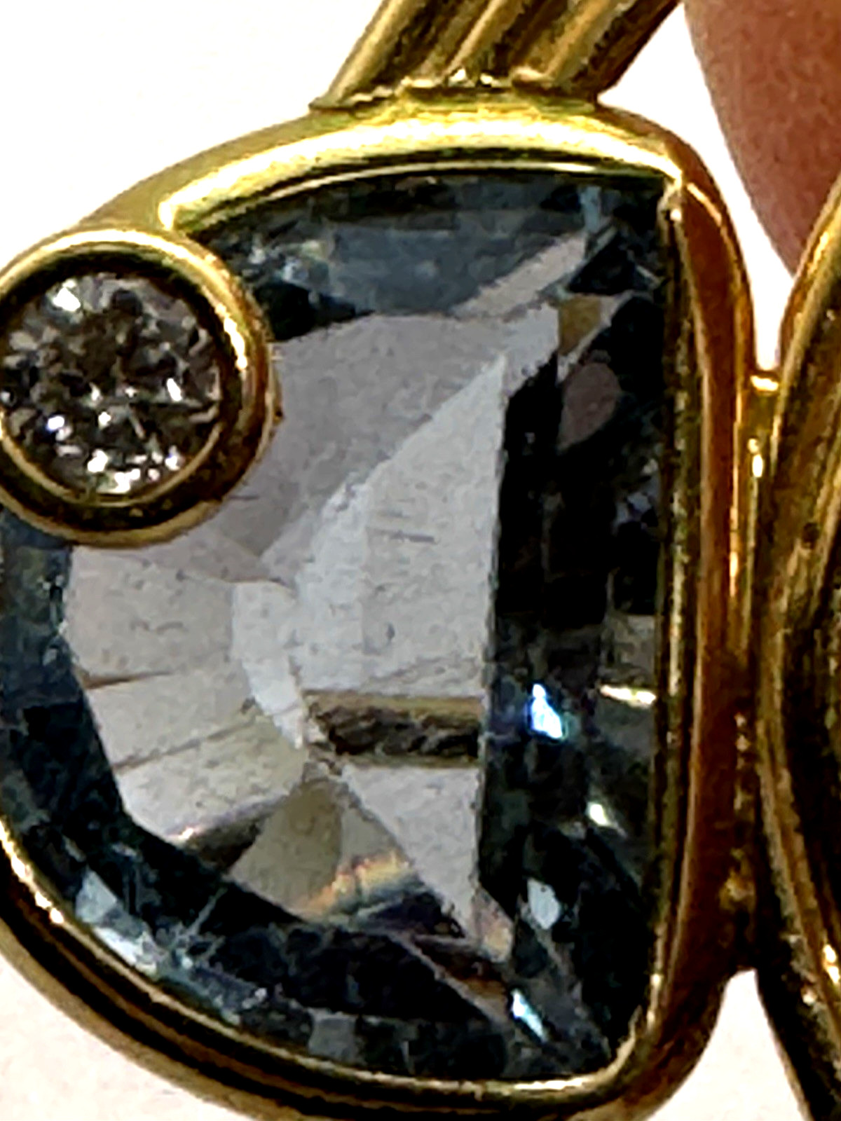 18k Le Gi Blue Topaz Fish Pin C Clasp little brooch with character 2.4 grams