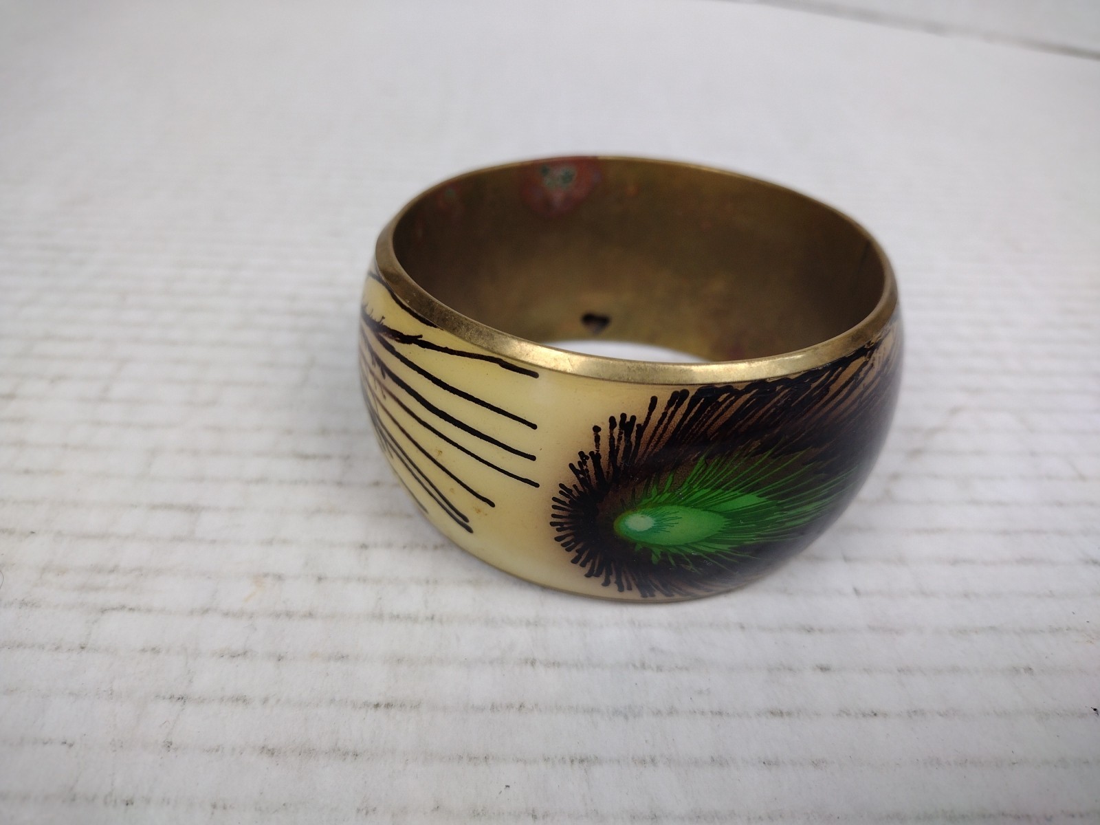 LUCITE ACRYLIC PEACOCK FEATHER BANGLE 1970’s CHUNKY BRACELET