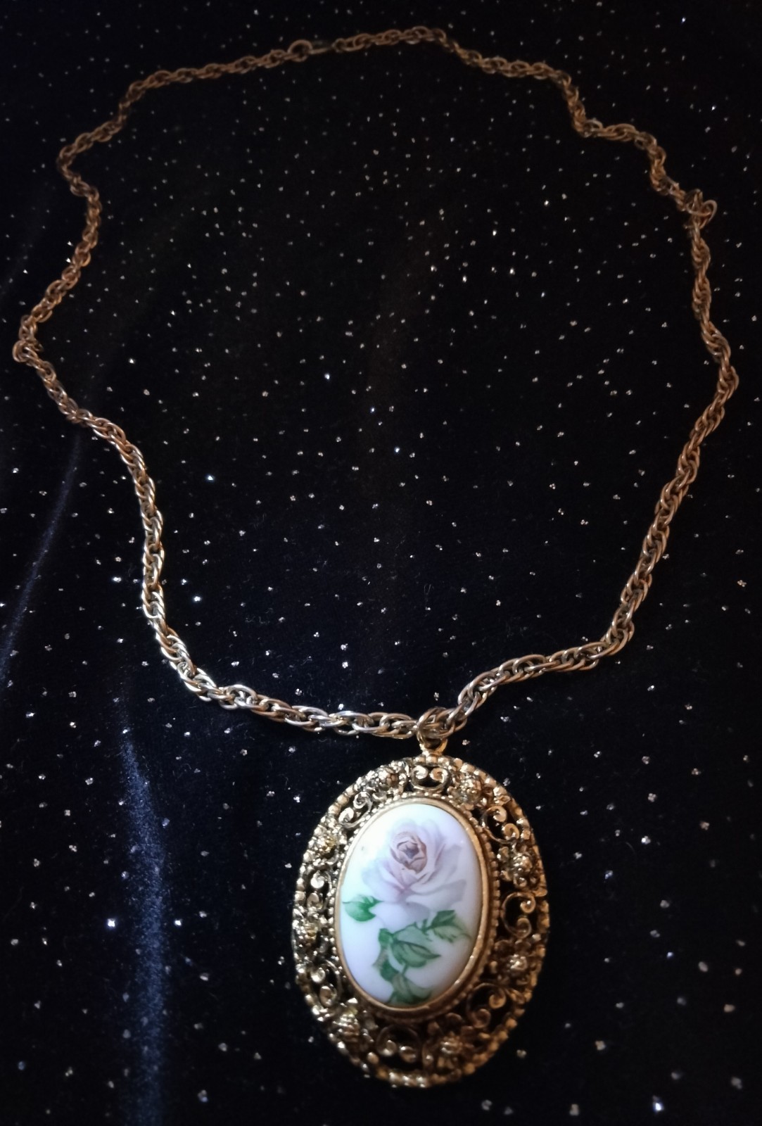 CAMEO NECKLACE PALE PINK ROSE, GOLD COLOR CHAIN APPROX. 24″ VICTORIAN, BEAUTIFUL