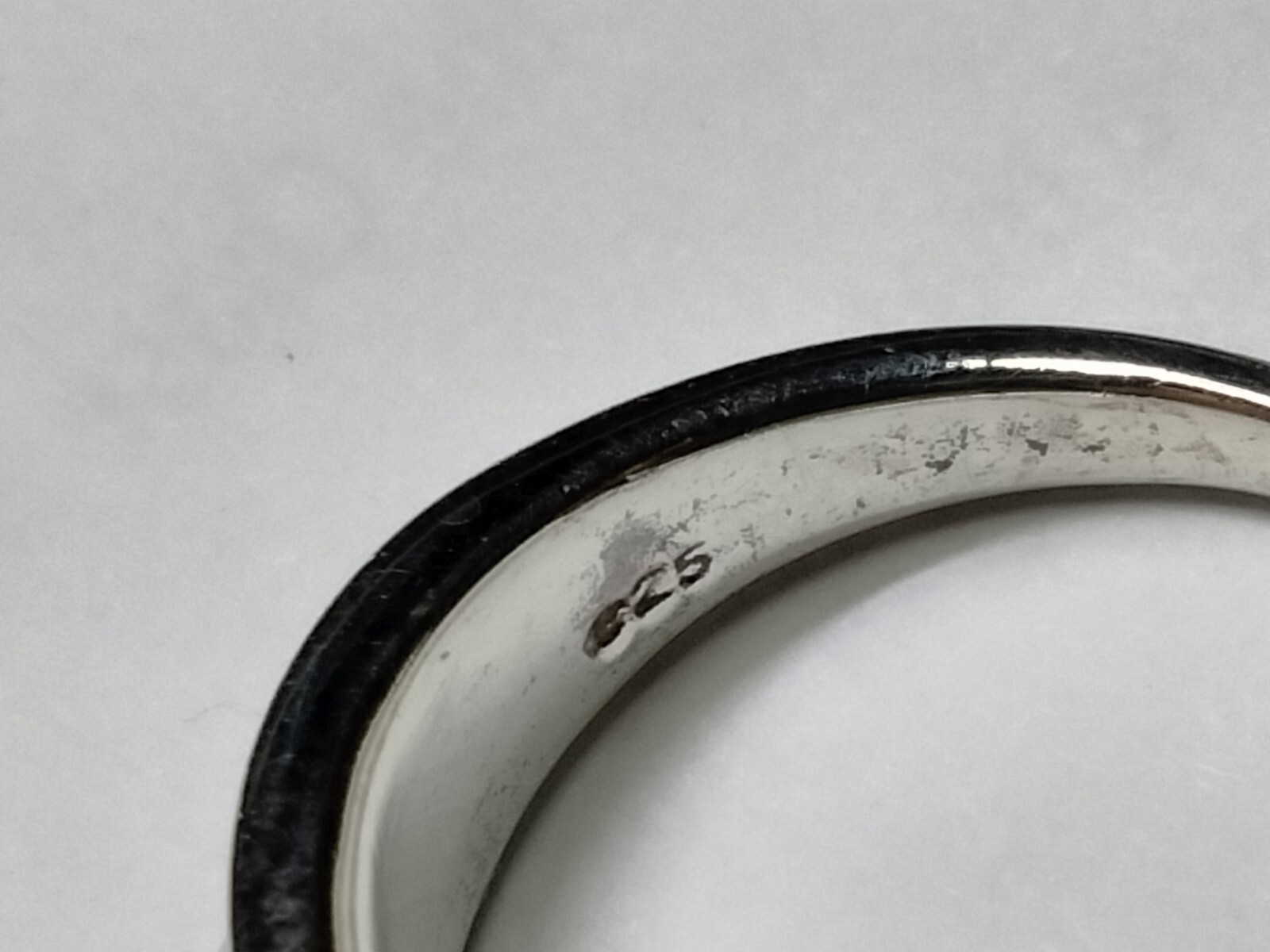 CHARMING MOP INLAYS IN TRENDY STERLING SILVER.925 RING SIZE 8.75-9.0