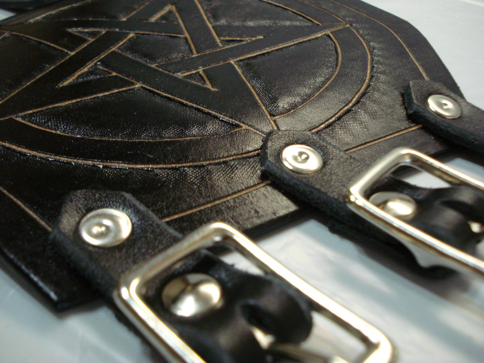 LEATHER LEATHER CARVED GAUNTLET…DEATH METAL…(MDLG0152)….BRUJERIA